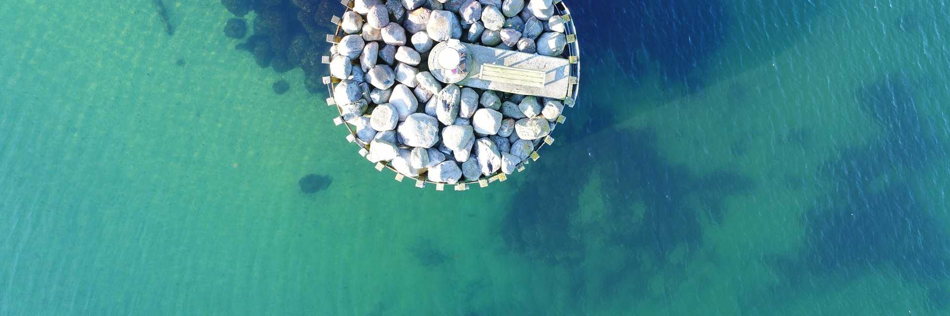 Luftfoto af stenmole ved Greve Marina